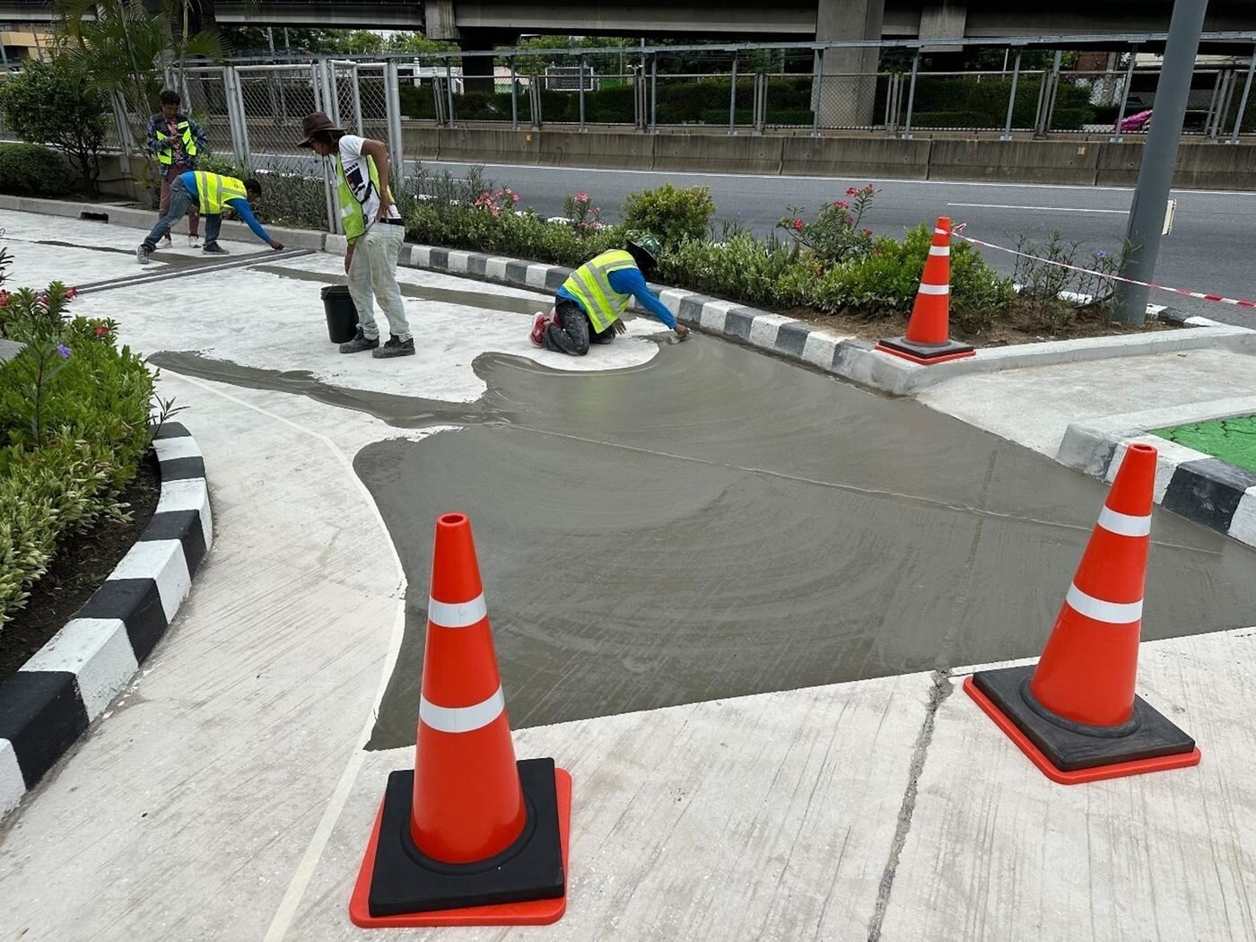 Self-leveling concrete application